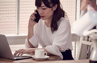 仕事をする女性